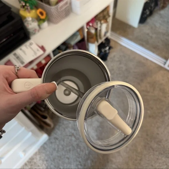 Poshmark Cream HydroJug White Insulated Water Bottle 40oz - Picture 7 of 7